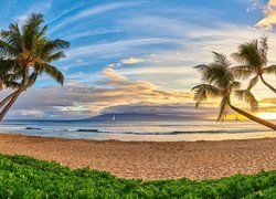 Hawaje, Wyspa Maui, Plaża Kaanapali Beach, Palmy, Roślinność, Wschód słońca, Chmury, Żaglówki