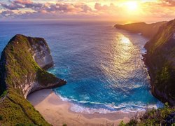 Plaża Kelingking Beach przy zatoce na wyspie Nusa Penida