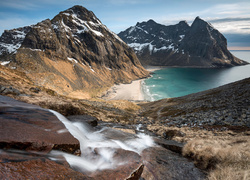 Plaża Kvalvika otoczona górami na Lofotach w Norwegii