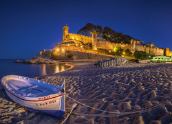 Plaża na Costa Brava z fortyfikacjami w Tossa de Mar