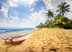 Plaża na Sri Lance z łódką na brzegu i domkami wśród palm