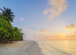 Plaża na wyspie Feridhoo i wschód słońca nad morzem