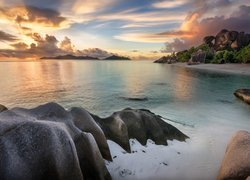 Morze, Plaża Anse Source D Argent, Wyspa La Digue, Seszele, Brzeg, Skały, Kamienie, Roślinność, Chmury, Zachód słońca