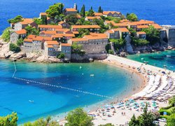 Plaża obok miasta Sveti Stefan w Czarnogórze