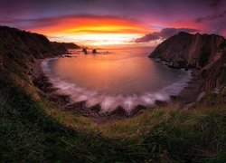 Plaża Playa del Silencio na tle zachodu słońca nad morzem