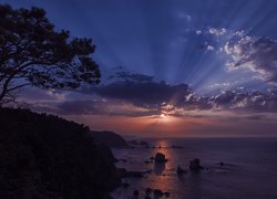 Plaża Playa del Silencio nad oceanem w hiszpańskiej Asturii