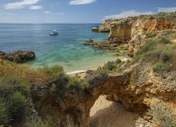 Portugalia, Wybrzeże, Region Algarve, Plaża Praia dos Arrifes, Klify, Skały, Roślinność, Morze, Motorówka