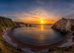 Morze, Zatoka, Zachód słońca, Skały, Góry, Plaża, Silence Beach, Asturia, Hiszpania