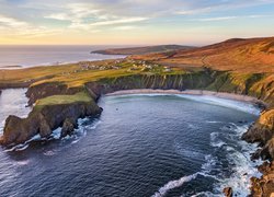 Morze, Wybrzeże Glencolmcille, Klify, Zatoka, Plaża, Silver Strand Horseshoe Beach, Malin Beg, Hrabstwo Donegal, Irlandia
