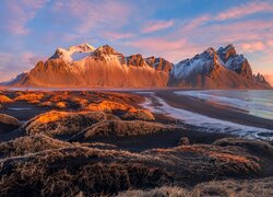 Plaża Stokksnes i rozświetlona góra Vestrahorn