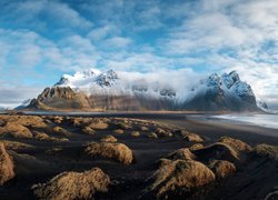 Plaża Stokksnes na tle góry Vestrahorn w Islandii