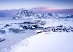 Norwegia, Lofoty, Gmina Vestvagoy, Plaża Uttakleiv, Zima, Skały, Kamienie, Góry, Morze