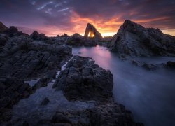 Hiszpania, Prowincja Asturia, Gmina Cudillero, Plaża Vallina Beach, Morze, Skały, Zachód Słońca