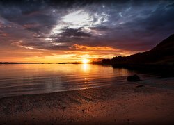 Plaża w blasku wschodzącego słońca nad morzem