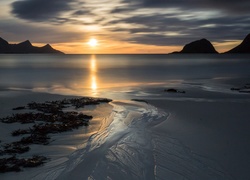 Plaża na norweskich Lofotach o wschodzie słońca