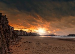 Plaża w Saint Malo o wschodzie słońca