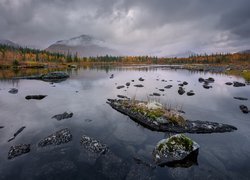 Pochmurne niebo nad górami i jeziorem