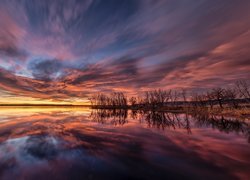 Pochmurne niebo nad jeziorem Chatfield w Kolorado