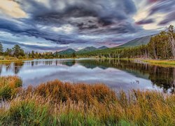 Stany Zjednoczone, Kolorado, Park Narodowy Gór Skalistych, Jezioro, Spraque Lake, Drzewa, Chmury, Trawa