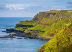 Pochmurne niebo nad klifami na wybrzeżu hrabstwa Antrim w Irlandii Północnej