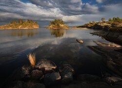 Pochmurne niebo nad skalistym wybrzeżem jeziora Ładoga