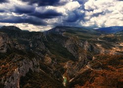 Pochmurne niebo nad zalesionymi górami