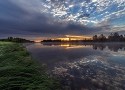 Rzeka, Trawy, Pochmurny, Poranek, Wschód słońca
