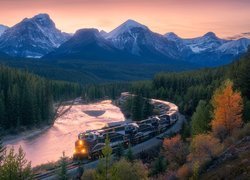 Pociąg jadący wzdłuż rzeki Bow River w Parku Narodowym Banff