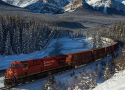 Pociąg jadący wzdłuż rzeki Bow River