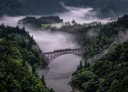 Pociąg na moście Tadami River Bridge