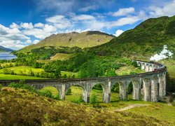 Pociąg na wiadukcie Glenfinnan i jezioro Shiel w tle