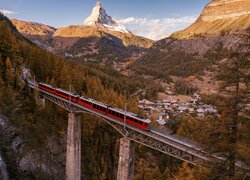 Pociąg na wiadukcie kolejowym w alpejskim miasteczku Zermatt