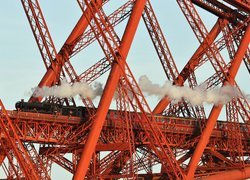 Pociąg parowy na moście Forth Bridge w Edynburgu