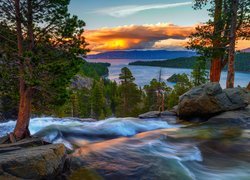 Stany Zjednoczone, Kalifornia, Jezioro, Tahoe Lake, Zachód słońca, Skały, Drzewa, Początek, Wodospadu, Lower Eagle Falls