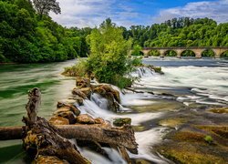 Początek wodospadu Rheinfall w Szwajcarii