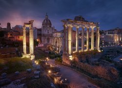 Podświetlone nocą ruiny Forum Romanum i Świątynia Saturna w Rzymie