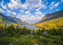 Pogodny dzień nad jeziorem Saint Mary Lake w Parku Narodowym Glacier