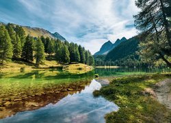 Pogodny dzień nad jeziorem w górach