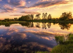 Pogodny wieczór nad rzeką