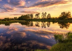 Pogodny wieczór nad rzeką