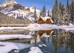 Park Narodowy Yoho, Zima, Dom, Most, Jezioro, Emerald Lake, Góry, Drzewa, Kolumbia Brytyjska, Kanada