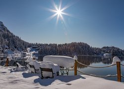 Austria, Styria, Jezioro Turracher See, Wzgórza, Lasy, Domy, Promienie słońca, Zima