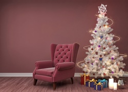 Pokój z fotelem i białą świąteczną choinką z prezentami