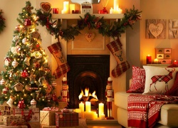 Pokój z kominkiem świątecznie ozdobionym i choinka z prezentami