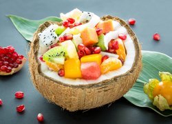 Pokrojone owoce w orzechu kokosowym