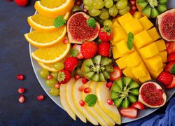 Pokrojone różne rodzaje owoców na talerzu