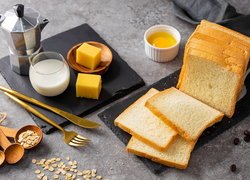 Pokrojony chleb tostowy obok żółtego sera i kawiarki