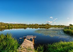 Połamany pomost nad jeziorem