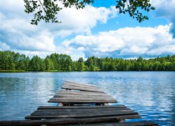 Połamany stary pomost nad jeziorem