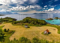 Pole uprawne w norweskiej wiosce Hennes na tle Morza Norweskiego